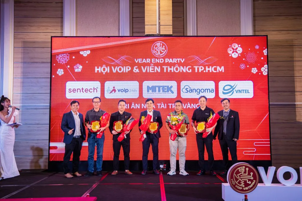 Ông Nguyễn Đình Tuấn – CEO của VOIP24H nhận hoa tri ân nhà tài trợ vàng cùng các đơn vị khác